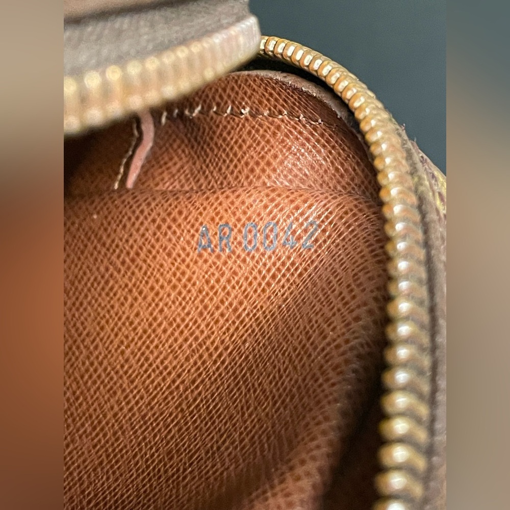 Louis Vuitton - Vintage Danube Monogram Canvas Crossbody Bag - 2002 - Picture 9 of 16